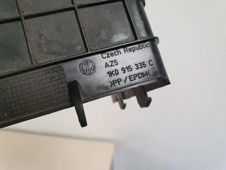 Volkswagen PASSAT B6 (2005 - 2010) 1K0915335C Крышка ящика аккумулятора — фото 3