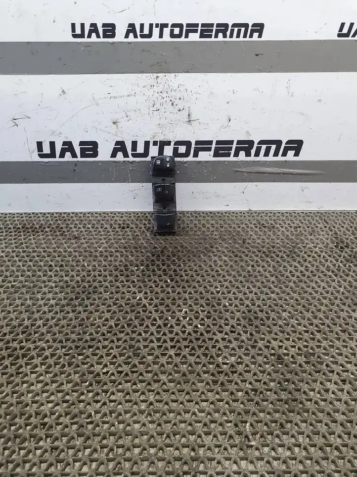 Nissan Qashqai (2013 - 2017) Кнопка стеклоподъемников — фото 1