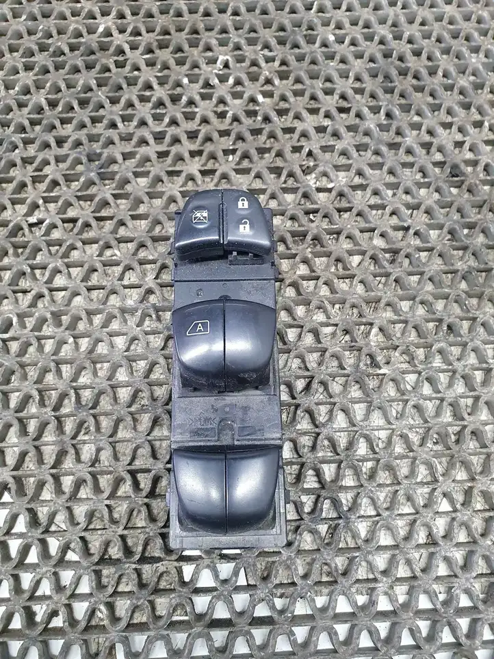 Nissan Qashqai (2013 - 2017) Кнопка стеклоподъемников — фото 3
