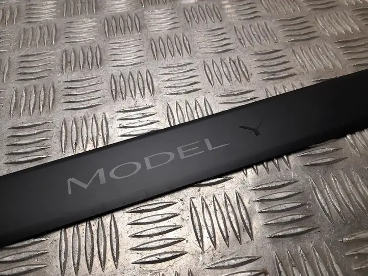 Tesla Model Y (2019 - 2024) 149430100B Накладка порога — фото 3