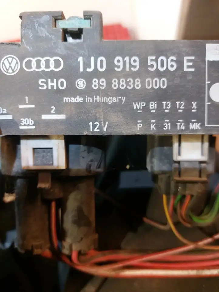 Audi A3/S3 8L (1996 - 2000) 1J0919506E Реле вентилятора охлаждения — фото 2
