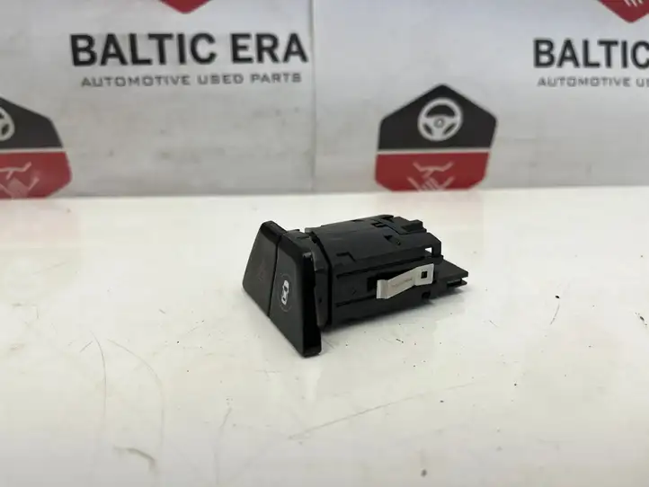 BMW 5 G30 G31 (2016 - ) 6993047 Включатель аварийных фонарей — фото 2