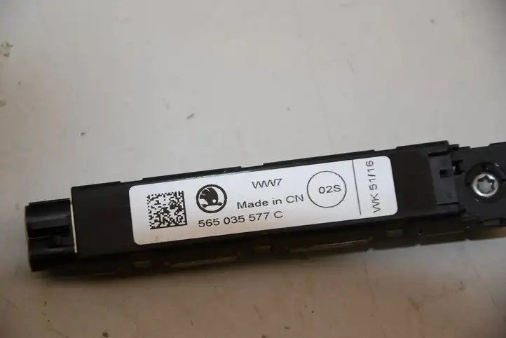 Skoda Kodiaq (2017 - ) 565035577C Усилитель антенны — фото 3