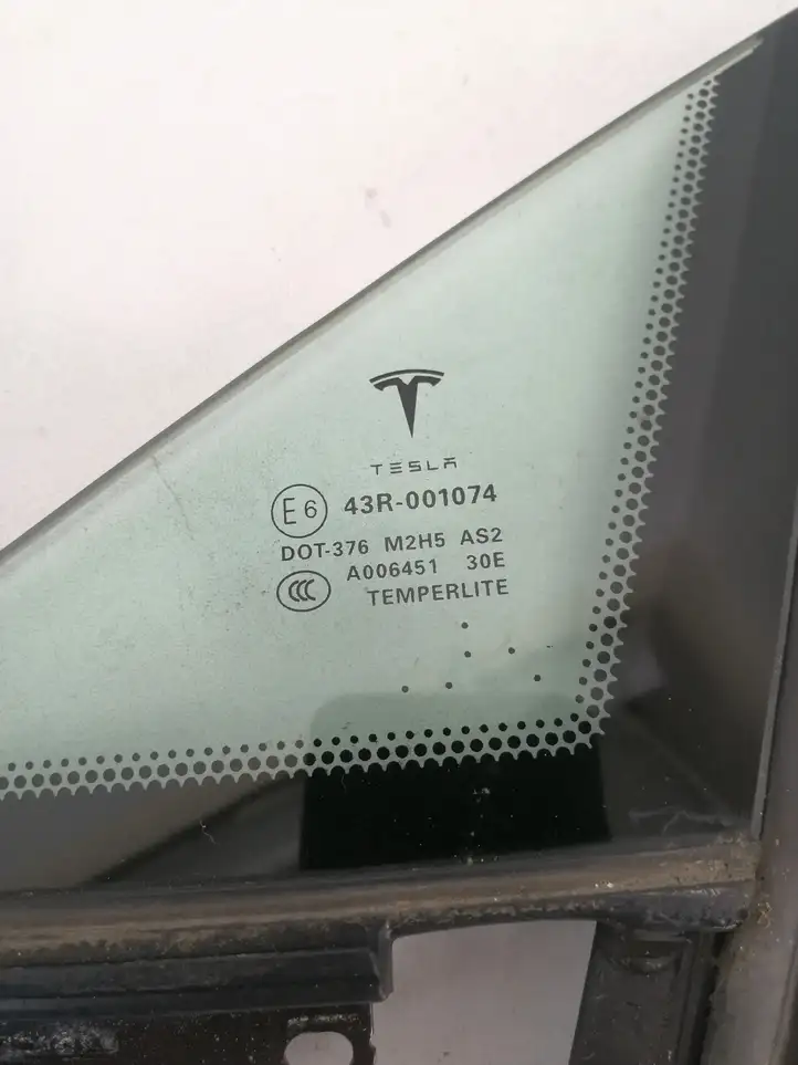 Tesla Model S (2012 - 2016) 1032610 Форточка двери — фото 3