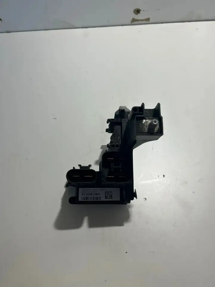 BMW 3 F30 F35 F31 (2012 - 2018) 935615801 Плюсовой провод аккумулятора — фото 1