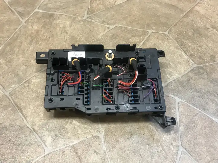 Mini Countryman (2016 - 2020)  9360501 Блок монтирования реле