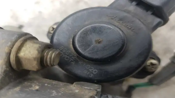 Toyota Corolla E120 E130 (2000 - 2004) 8967221020 Дроссельная заслонка — фото 2