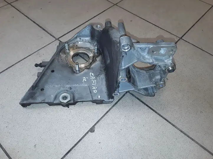 Opel Zafira B (2008 - 2014) 55574721 Кронштейн топливного насоса — фото 1