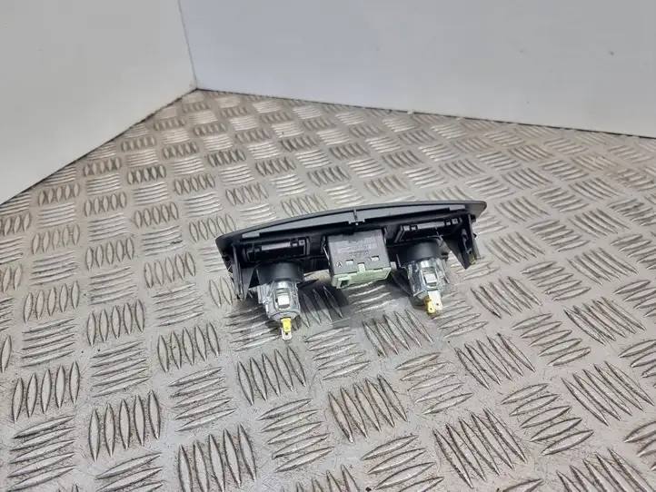BMW 5 E60 E61 (2004 - 2010) 9117364 Накладка заднего прикуривателя — фото 2