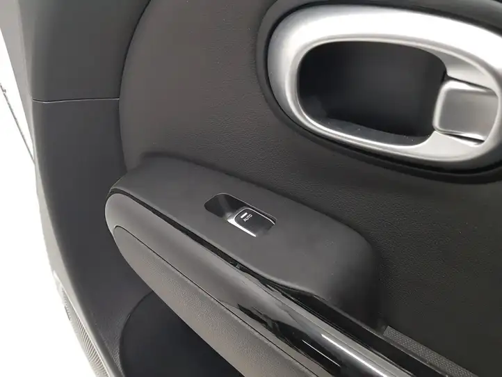 Kia Soul (2016 - 2019) 82320B2000 Обшивка передней двери — фото 3