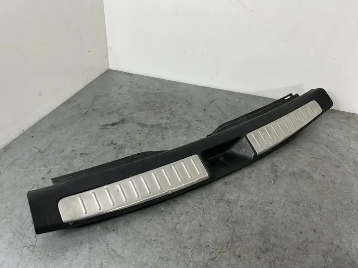 Toyota Avensis T250 (2006 - 2009) 5838705090 Отделка порога багажника — фото 1