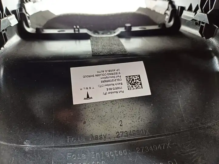 Tesla Model 3 (2017 - 2023) 1099284-00-E Обшивка рулевой колонки — фото 3