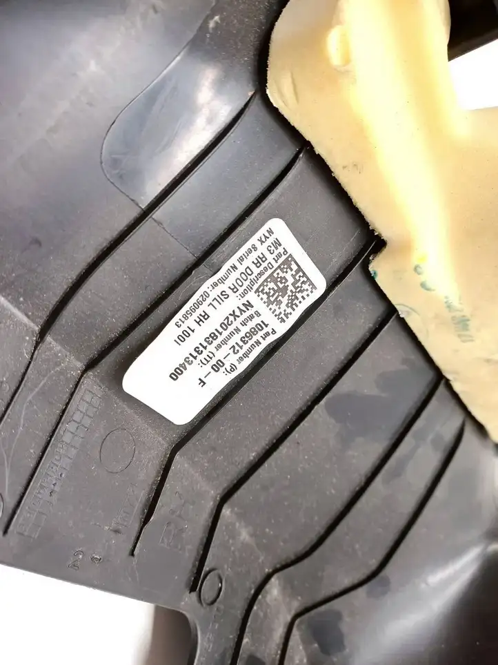 Tesla Model 3 (2017 - 2023) 1086312-00-F Накладка порога — фото 2