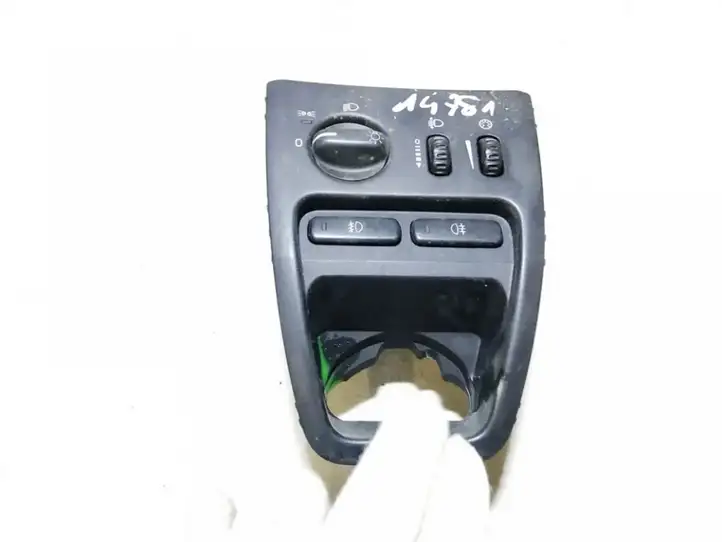 Volvo XC90 (2002 - 2006) 8685452 Включатель фонарей — фото 1