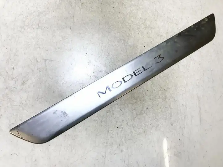 Tesla Model 3 (2017 - 2023) 150476300a Внутренняя отделка переднего порога — фото 1