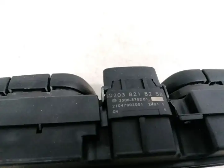 Mercedes-Benz C W203 (2000 - 2007) 2038218258 Включатель аварийных фонарей — фото 3