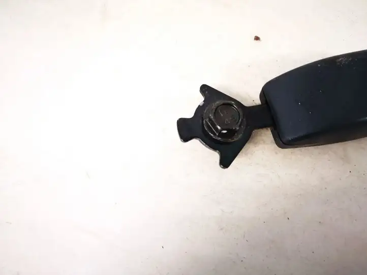 Mazda Premacy (1999 - 2005) b2000 Замок заднего ремня — фото 2
