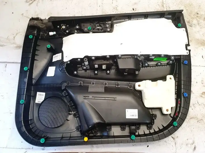 Kia Sportage (2014 - 2016) 82370f1000 Обшивка передней двери — фото 2
