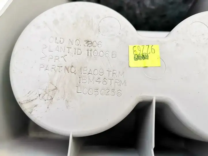 Dodge Caliber (2006 - 2012)  1ba09trm Подлокотник