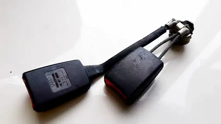 Audi A6 (1997 - 2001)  8D08577390 Замок заднего ремня