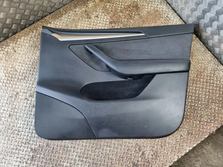 Tesla Model Y (2019 - 2024) 167140299G Обшивка передней двери — фото 1