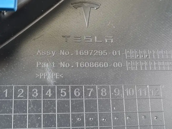 Tesla Model Y (2019 - 2024) 167140299G Обшивка передней двери — фото 3
