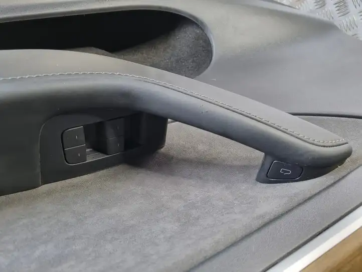 Tesla Model Y (2019 - 2024) 167140299G Обшивка передней двери — фото 11