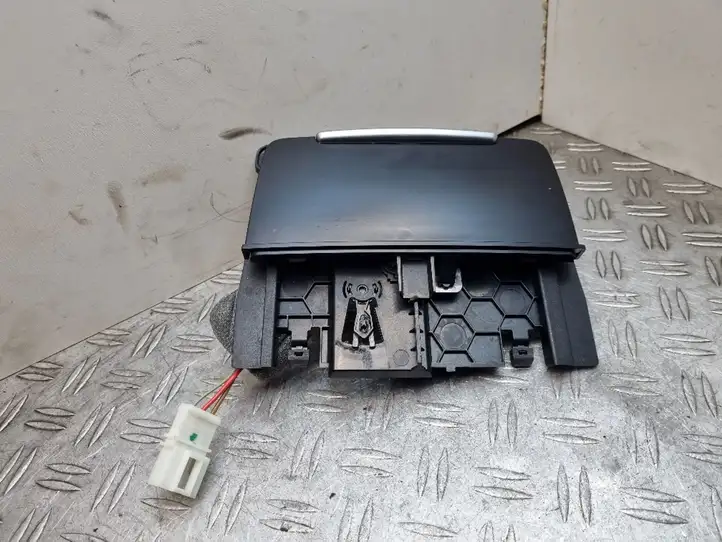 Audi A4 (2007 - 2011)  8K0857965 Пепельница