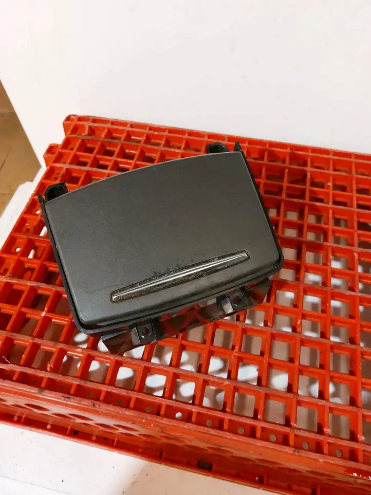 Audi A6 (2004 - 2008)  4F1862533 Пепельница