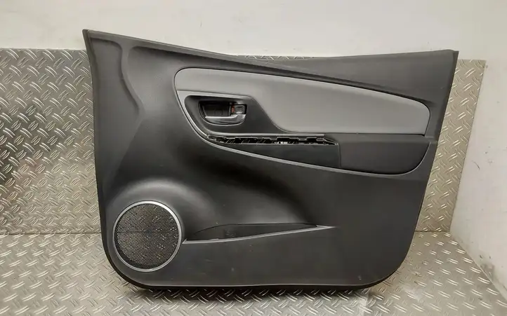Toyota Yaris (2014 - 2019) 677630D130 Обшивка передней двери — фото 1