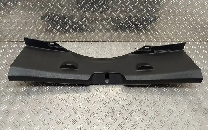 Toyota Yaris (2014 - 2019) 583870D090 Отделка порога багажника — фото 2