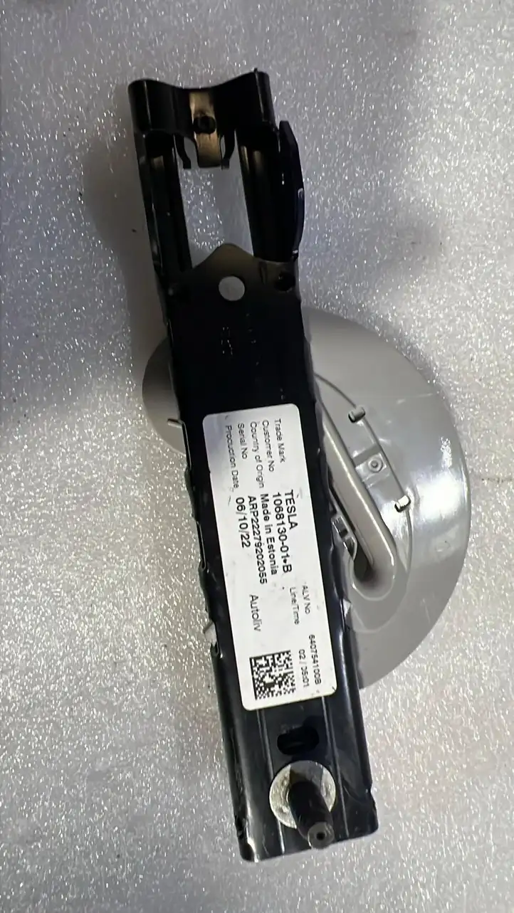 Tesla Model 3 (2017 - 2023) 1068130-01-B Регулятор ремня безопасности — фото 3