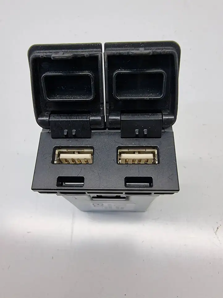 Toyota RAV 4 (XA50) (2018 - ) 8553242010 USB разъем — фото 2