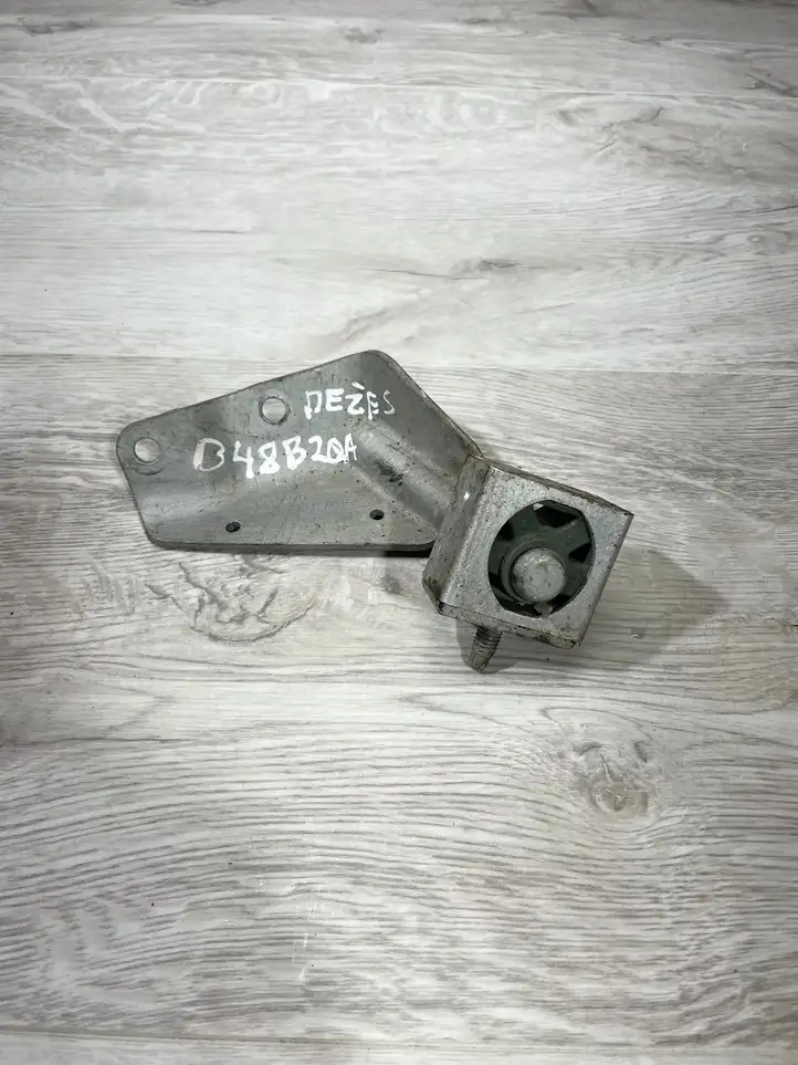 BMW 3 F30 F35 F31 (2012 - 2018) 8618298 Кронштейн глушителя — фото 1