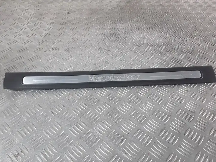 Mercedes-Benz E W211 (2002 - 2009) A1696800074 Внутренняя отделка переднего порога — фото 1