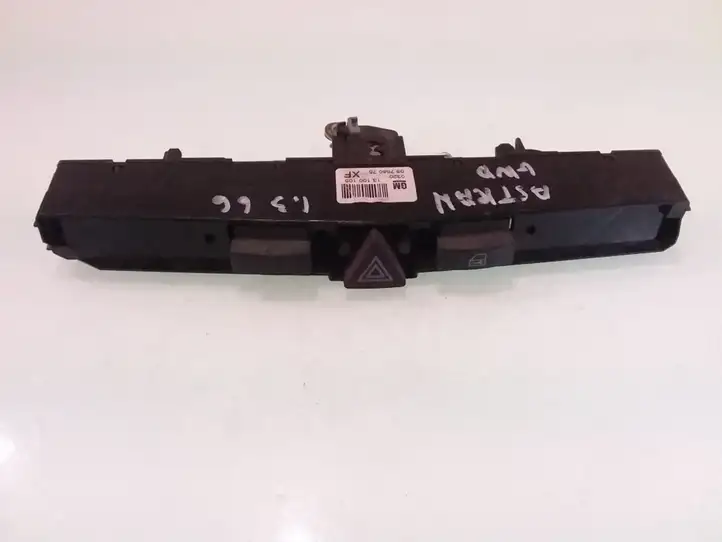 Opel Astra H (2004 - 2009) 3758075 Включатель аварийных фонарей — фото 1
