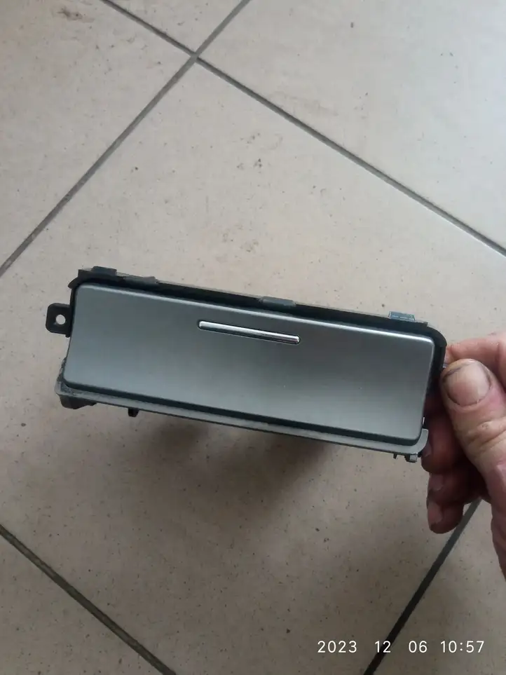 Subaru Legacy (2003 - 2009) Пепельница — фото 3