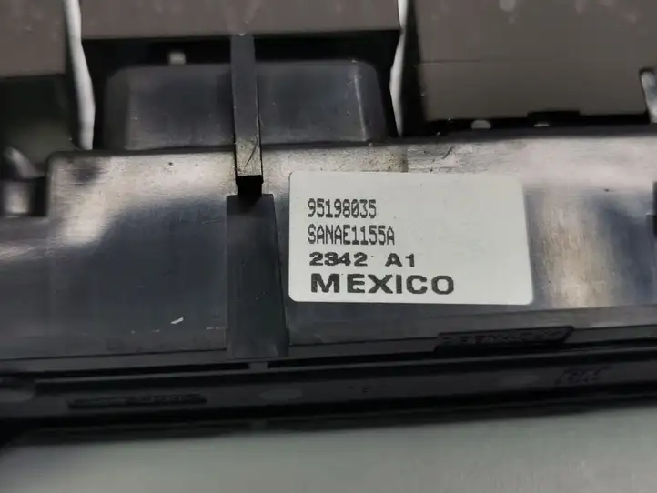 Opel Mokka (2012 - 2016)  95198035 Включатель аварийных фонарей