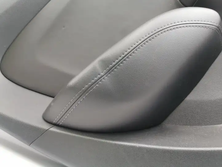 Hyundai ix35 (2009 - 2013) 833102Y000 Обшивка задней двери — фото 2