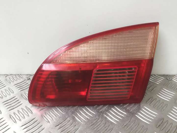 89022025 Toyota Avensis T220 Galinis žibintas dangtyje