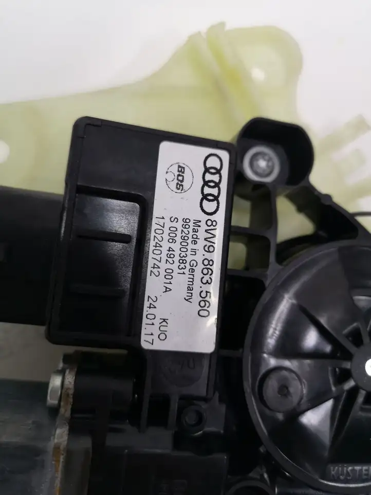 Audi A4 S4 B9 (2015 - 2019) 8W9863560 Механизм шторки багажника — фото 5