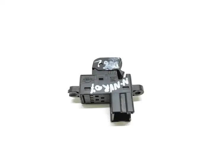 Nissan Navara D40 (2004 - 2015) Кнопка стеклоподъемников — фото 4