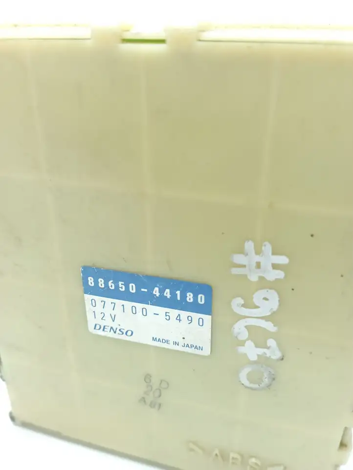 Toyota Avensis Verso (2001 - 2004) 8865044180 Прочие блоки управления — фото 4