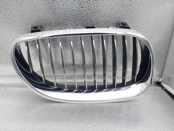 BMW 5 E60 E61 (2004 - 2010) 51137065702 Передняя решетка — фото 1