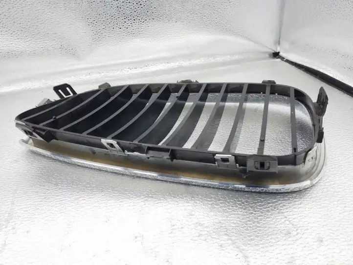 BMW 5 E60 E61 (2004 - 2010) 51137065702 Передняя решетка — фото 3