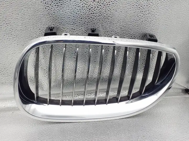 BMW 5 E60 E61 (2004 - 2010) 51137065701 Передняя решетка — фото 1