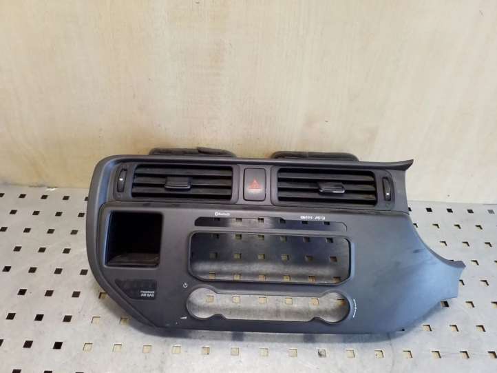 847411W900 KIA Rio Radijos/ navigacijos apdaila