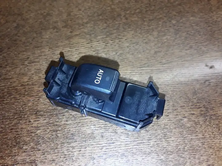 Toyota Avensis Verso (2004 - 2009) 8403044020 Блок кнопок стеклоподъемников — фото 1
