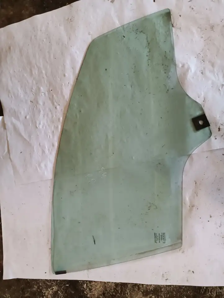 Fiat Grande Punto (2005 - 2014)  E1436R001583 Основное стекло передних дверей (четырехдверного автомобиля)