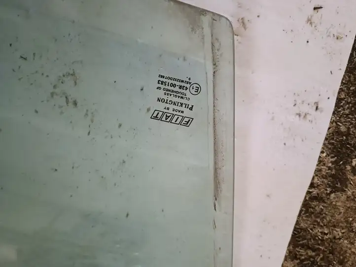 Fiat Grande Punto (2005 - 2014)  E1436R001583 Основное стекло передних дверей (четырехдверного автомобиля)